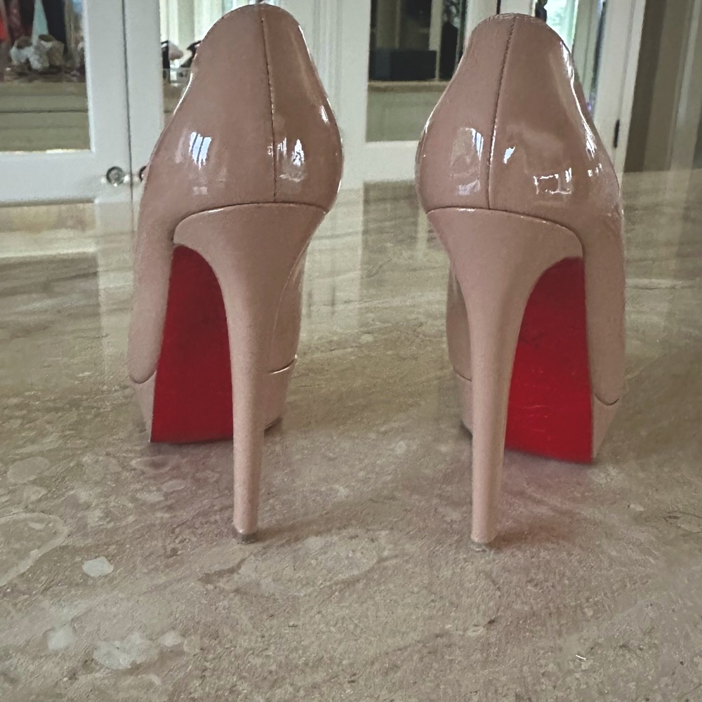 Size 38 Christian Louboutin heel